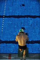 nadador na piscina foto