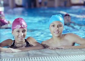 grupo de crianças felizes na piscina foto