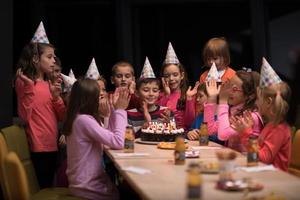 o menino comemorando alegremente seu aniversário foto