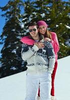 jovem casal de férias de inverno foto