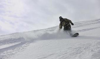 esquiador na montanha foto