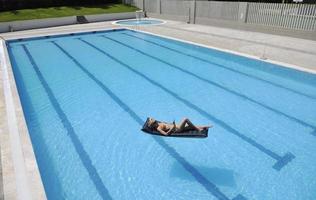 linda mulher relaxar na piscina foto