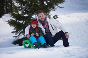 retrato de pai e filho na neve foto