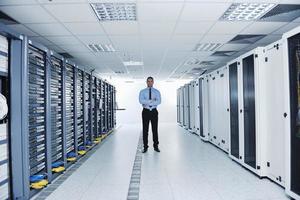 jovem engenheiro de TI na sala do servidor de datacenter foto