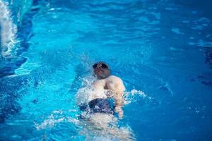 exercício de nadador na piscina coberta foto