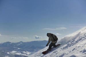 salto e passeio de snowboarder freestyle foto