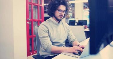 empresário trabalhando usando um laptop no escritório de inicialização foto