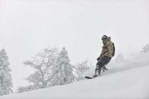 esquiador na montanha foto