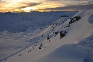 montanha neve pôr do sol foto