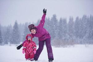 família na neve foto