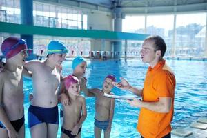 criança feliz na piscina foto