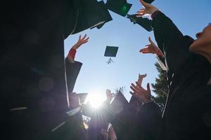 grupo de diversos estudantes de graduação internacionais comemorando foto