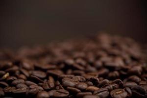 o quente de grãos de café torrados marrons sobre fundo marrom com copyspace, produtos saudáveis pelo conceito de ingredientes naturais orgânicos foto