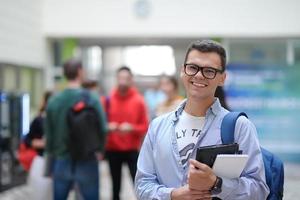 estudante usando tecnologia moderna na escola foto