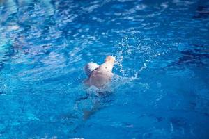 exercício de nadador na piscina coberta foto