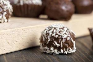 bombons com recheio de doce de coco foto