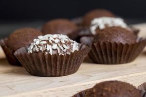 bombons com recheio de doce de coco foto