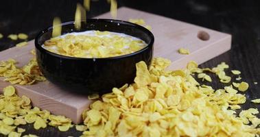 despeje os flocos de milho secos do café da manhã amarelo, close-up foto