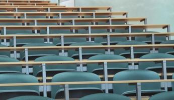 cadeiras de sala de aula da universidade foto