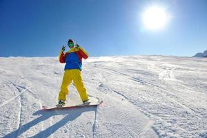 esqui na neve fresca na temporada de inverno em lindo dia ensolarado foto