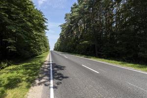 estrada pavimentada estreita para carros foto