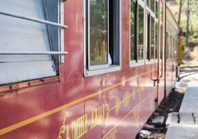 trem de brinquedo movendo-se nas encostas das montanhas, bela vista, uma montanha lateral, um vale lateral movendo-se na ferrovia para a colina, entre a floresta natural verde. trem de brinquedo de kalka para shimla na índia, trem indiano foto