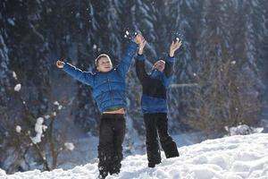 crianças brincando com neve fresca foto