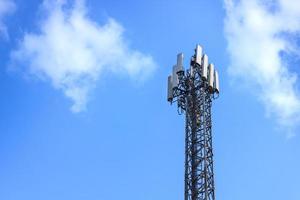 estações repetidoras ou torre de telecomunicações no céu azul foto