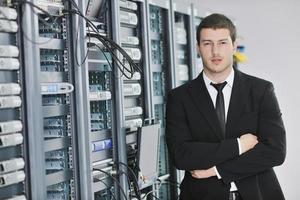 jovem engenheiro na sala do servidor do datacenter foto