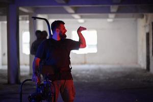 cinegrafista fazendo filmagem de ação de soldados em ação ambiente urbano foto