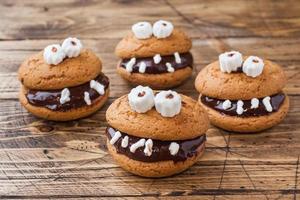 biscoitos com pasta de chocolate em forma de monstros para o halloween foto