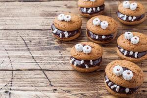 biscoitos com pasta de chocolate em forma de monstros para o halloween foto