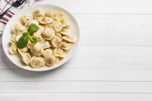 bolinhos recheados com carne, ravioli, bolinhos. bolinhos com recheio. cozinha russa. copie o espaço. foto