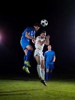 duelo de jogadores de futebol foto