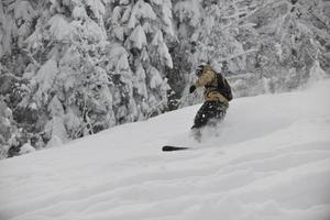 vista de snowboarder freestyle foto