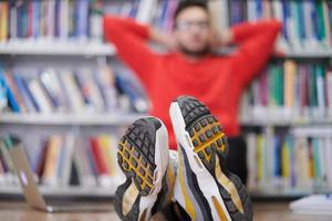 os alunos usam um notebook, laptop e uma biblioteca escolar foto