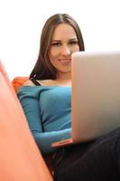 mulher usando um laptop em casa foto