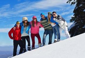 diversão de inverno com grupo de jovens foto