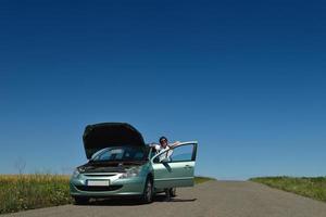 mulher com carro quebrado foto