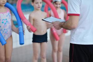 grupo de crianças felizes na piscina foto