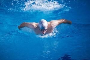 exercício de nadador na piscina coberta foto