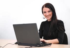 jovem mulher com laptop foto