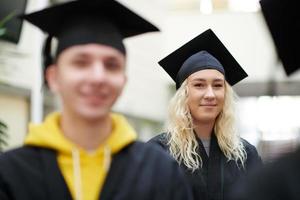 grupo de diversos estudantes de graduação internacionais comemorando foto