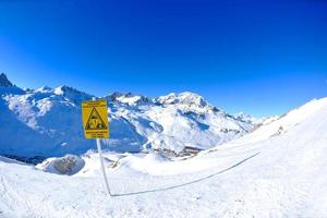 placa de sinal em altas montanhas sob neve no inverno foto