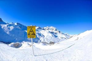 placa de sinal em altas montanhas sob neve no inverno foto