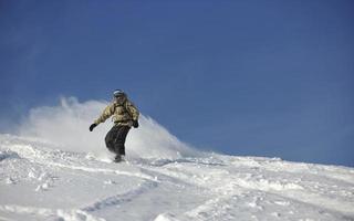 salto e passeio de snowboarder freestyle foto