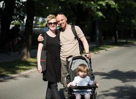 casal com carrinho de bebê no parque de verão foto