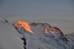 montanha neve pôr do sol foto