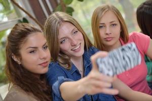 grupo de adolescentes na escola foto