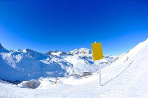 placa de sinal em altas montanhas sob neve no inverno foto